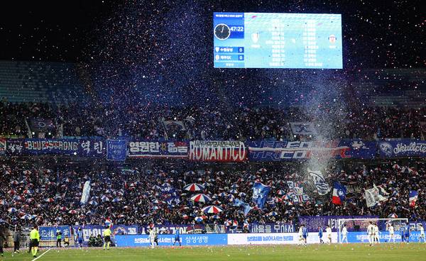 지난 3일 수원월드컵경기장에서 열린 K리그 승강 플레이오프 1차전 수원 삼성 블루윙즈와 제주SK FC의 경기. 수원 삼성 팬들이 열띤 응원을 하고 있다. 2025.12.3 /연합뉴스