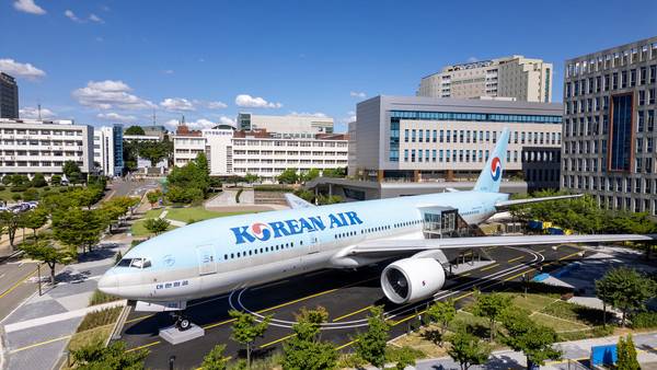 인하공업전문대학 보잉777 항공실습관 전경. 2023년 4월부터 김포공항에서 10개로 분해돼 심야 운송 작업을 거쳐 지난 9월 인하공전 캠퍼스에 자리를 잡았다. 내부에는 각종 전시장과 실습시설이 들어서 있다. [사진=인하공업전문대학]