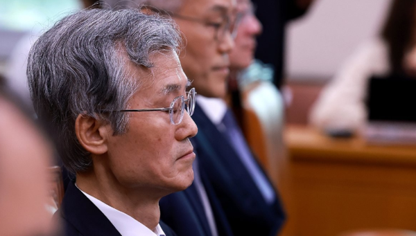 조희대 대법원장이 13일 국회에서 열린 법제사법위원회 국정감사에 출석해 여야 의원들의 설전을 지켜보다 눈을 감고 있다. 2025.10.13 [사진=연합뉴스]