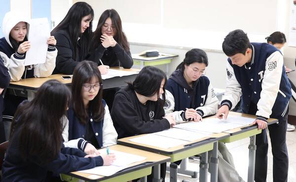 2026학년도 대학수학능력시험(수능) 다음날인 지난달 14일 대구 수성구 정화여자고등학교 3학년 교실에서 수험생들이 가채점하고 있다. 연합뉴스