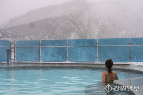 삼척시 가곡면 탕곡리 가곡 유황온천&스파는 섭씨 32도의 온천수가 하루 600톤씩 용출되는 곳으로, 겨울을 지혜롭게 이겨내는 최적의 장소로 손꼽힌다.