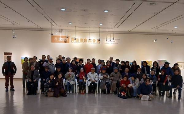 11월 26일 열린 '제51회 무학화가협회전' 여는 마당에서 무학화가협회 회원과 내빈 등이 기념촬영을 하고 있다 . /무학화가협회
