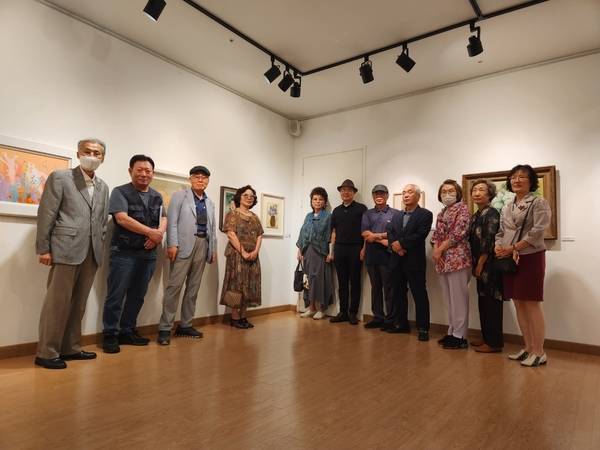 2023년 열린 '제49회 무학화가협회전' 모습. /무학화가협회