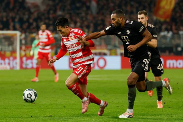 우니온 베를린의 정우영이 4일 독일 베를린에서 열린 DFB 포칼 경기 도중 바이에른 뮌헨 수비수 요나단 타의 견제 속에서 드리블을 시도하고 있다. 연합뉴스