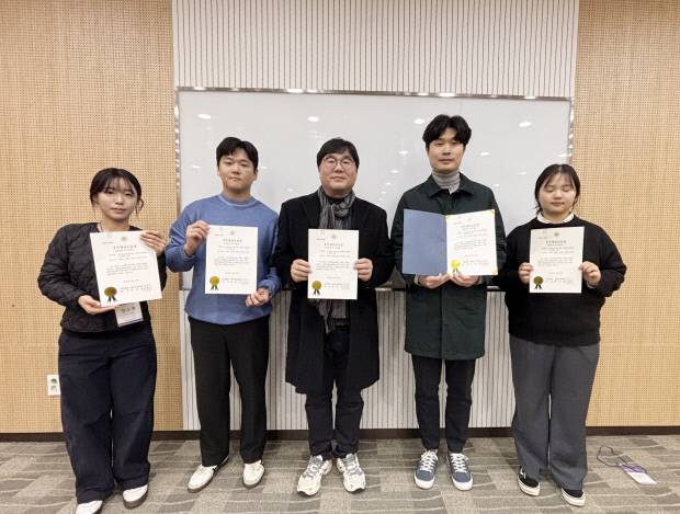 왼쪽부터 강수연, 윤현서 학생, 김우석 교수, 김승기 박사후연구원, 조향기 학생 .사진=국립금옹공대 제공