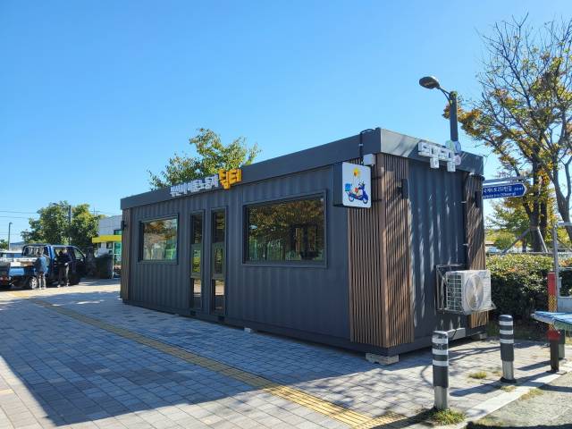 부산시가 4일부터 사하구 하단동, 강서구 명지동, 수영구 광안동에 이동노동자 쉼터를 추가 조성해 운영한다. 사진은 강서구 명지동 너울공원에 설치된 쉼터 모습. 부산시 제공