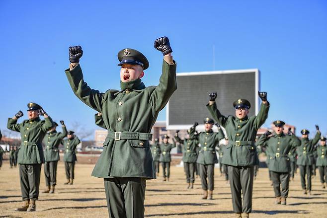 ▲ 4일 열린 해병신병 1323기 수료식에서 실무로 향할 해병들이 그간 훈련에 대한 성취감을 만세로 표현한 모습. 해병대 교육훈련단 제공