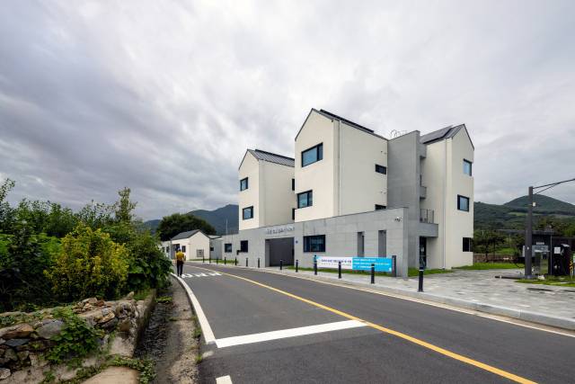 하동군 옥종면 병천리에 위치한 농업 근로자 기숙사. 이곳은 다양한 문화와 서로 다른 삶의 방식이 조용히 공존한다./유재만건축사/