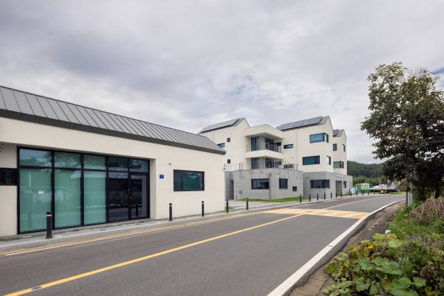 기숙사(다가구)는 3층, 게스트하우스(숙박시설)는 1층 건물로 두 매스(MASS)는 도로와 호계천을 사이에 두고 서로 마주 보는 관계 구조를 이루며 중앙에는 공유의 마당이 자리한다.