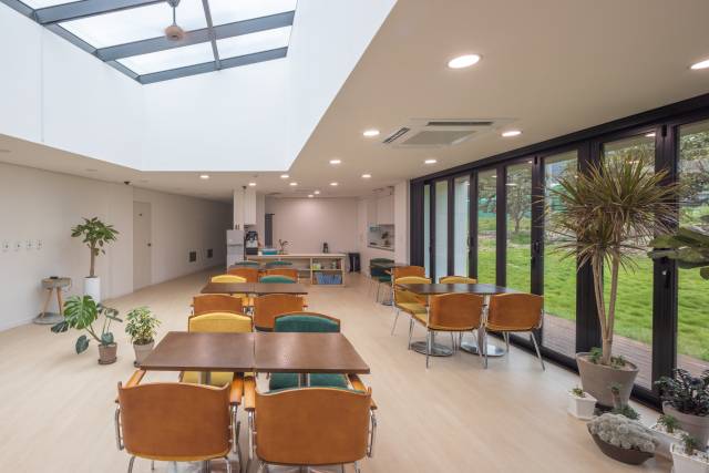 하동군 농업근로자 기숙사 내부 개방형 라운지.