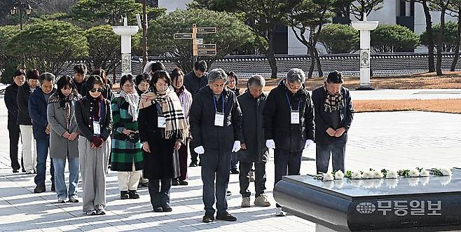 한강 작가의 노벨문학상 '소년이 온다' 수상 1주년 기념 특강 광주를 만나다 문학기행에 참가한 탐석자들이 4일 북구 운정동 국립5.18민주묘지 추모탑앞에서 헌화 참배하고 있다. 양광삼기자 ygs02@mdilbo.com
