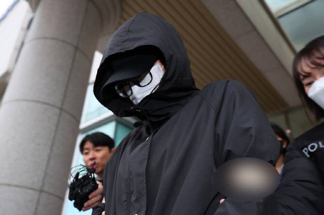 2012년과 2015년에 두 아들을 낳자마자 잇따라 살해한 엄마 A(36)씨가 16일 오전 인천시 미추홀구 미추홀경찰서에서 나와 검찰로 송치되고 있다. (사진=연합뉴스)