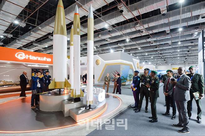 카이로에서 열린 이집트 방산전시회(EDEX 2025)에서 한화 부스 중앙에 다연장 유도무기 ’천무‘가 전시돼 있다. (사진=한화에어로스페이스)