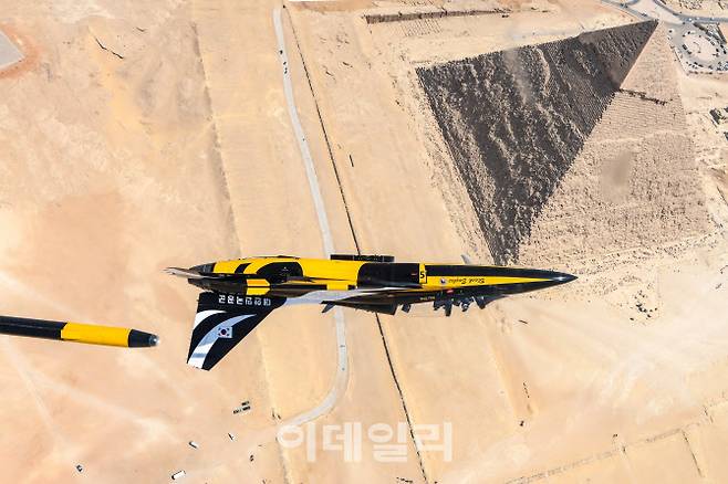 공군특수비행팀 블랙이글스가 피라미드 에어쇼 2022에 참가해 이집트 카이로 인근 피라미드 상공을 비행하며 T-50 항공기의 우수성을 홍보하고 있다. (사진=공군)