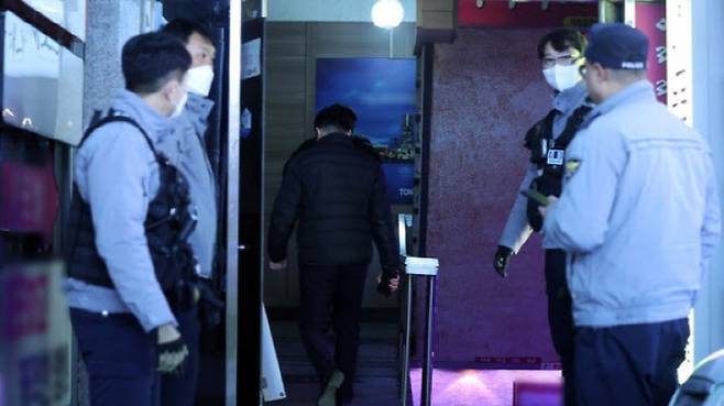 3일 오후 경남 창원시 마산회원구 합성동 한 모텔에서 20대 남성이 중학생 3명에 흉기를 휘둘러 2명이 사망하고 1명이 중상을 입었다. (사진=연합뉴스)