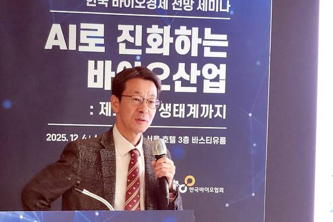 오기환 한국바이오협회 바이오경제연구센터장이 4일 열린 '한국 바이오경제 전망 세미나'에서 발표하고 있다. 사진=박병탁 기자