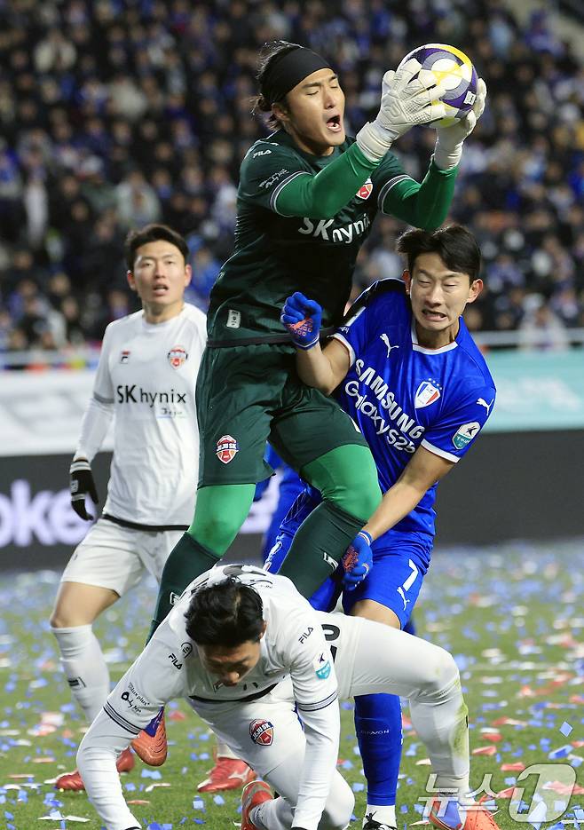 3일 오후 경기도 수원시 팔달구 월드컵로 수원월드컵경기장에서 열린 하나은행 K리그 승강 플레이오프 2025 1차전 수원삼성과 제주SK의 경기에서 제주 김동준 골키퍼가 수원 김현에 앞서 볼을 잡아내고 있다. 2025.12.3/뉴스1 ⓒ News1 박정호 기자