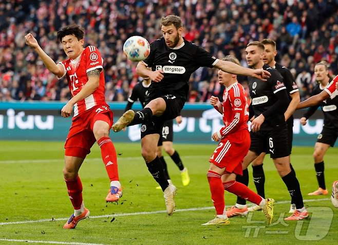 바이에른 뮌헨의 김민재(왼쪽) ⓒ AFP=뉴스1
