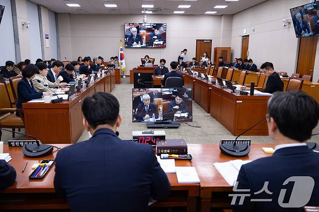 3일 서울 여의도 국회에서 열린 제429회 국회(정기회) 법제사법위원회 제16차 전체회의에서 국민의힘 위원들이 퇴장한 가운데 내란전담재판부 설치법 관련 질의가 이어지고 있다. 2025.12.3/뉴스1 ⓒ News1 유승관 기자