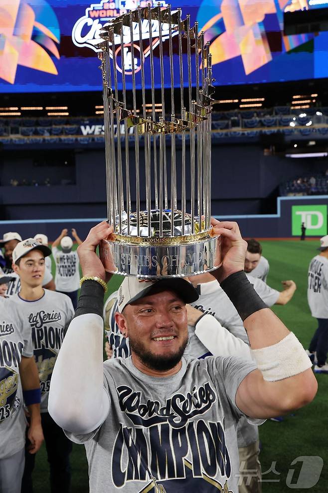 월드시리즈 트로피를 들어 올린 미겔 로하스. ⓒ AFP=뉴스1