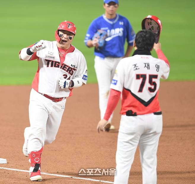 KIA 최형우가 28일 광주-기아 챔피언스 필드에서 열린 삼성과 2024 KBO 한국시리즈 5차전 5회말 우월홈런을 날린 후 조재영 코치와 하이파이브를 하고 있다. 광주 | 최승섭 기자 thunder@sportsseoul.com