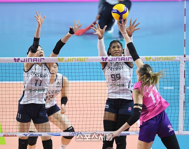 도로공사 김세빈, 모마가 3일 인천 삼산월드체육관에서 열린 2025~2026 V-리그 흥국생명과 경기에서 상대 레베카의 공격을 차단하고 있다.  2025. 12. 3. 삼산 | 최승섭기자 thunder@sportsseoul.com