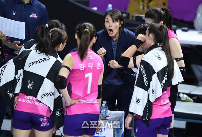 흥국생명 요시하라 토모코 감독이 3일 인천 삼산월드체육관에서 열린 2025~2026 V-리그 도로공사와 경기에서 작전지시를 하고 있다.  2025. 12. 3. 삼산 | 최승섭기자 thunder@sportsseoul.com