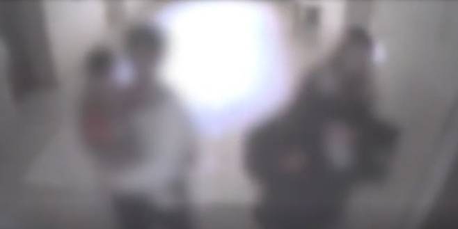 2024년 1월 고등학교 교사였던 A씨가 아들, 그리고 제자 B와 함께 이동하는 모습. 사진|CCTV캡처