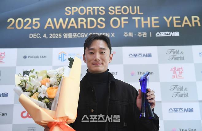 LG 신민재가 4일 서울 영등포 타임스퀘어 CGV 영등포 스크린X관에서 열린 ‘제39회 스포츠서울 올해의 상’에서 올해의 수비상을 수상한 후 포즈를 취하고 있다. 영등포 | 최승섭기자 thunder@sportsseoul.com