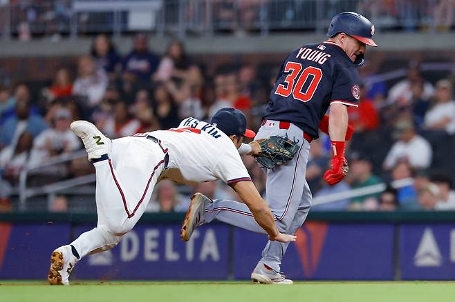 ATLANTA, GEORGIA - SEPTEMBER 23: Jacob Young #30 of the Washington Nationals is run down by Ha-Seong Kim #9 of the Atlanta Braves on an attempted steal during the fourth inning at Truist Park on September 23, 2025 in Atlanta, Georgia.   Todd Kirkland/Getty Images/AFP (Photo by Todd Kirkland / GETTY IMAGES NORTH AMERICA / Getty Images via AFP)







<저작권자(c) 연합뉴스, 무단 전재-재배포, AI 학습 및 활용 금지>