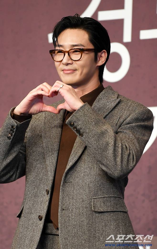 JTBC 새 토일드라마 '경도를 기다리며' 제작발표회가 4일 서울 구로구 더링크호텔에서 열렸다. 박서준이 포토타임을 갖고 있다. 구로=박재만 기자 pjm@sportschosun.com/2025.12.04/