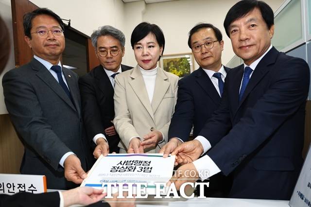 전현희 더불어민주당 사법불신 극복·사법행정 정상화 TF 위원장이 3일 오후 서울 여의도 국회 의안과에서 사법행정 정상화 3법을 제출하고 있다. 왼쪽부터 김승원, 김기표 의원, 전 위원장, 이건태, 김성윤 의원. /뉴시스