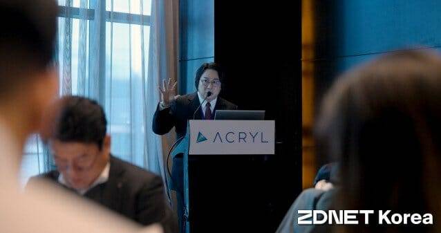 박외진 아크릴 대표가 최근 열린 기자간담회에서 발표를 하고 있다.