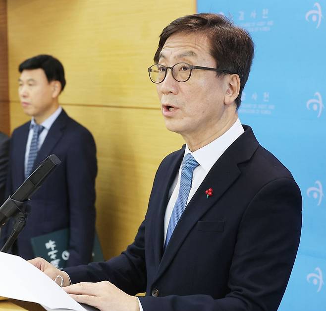 김인회(오른쪽) 감사원장 권한대행이 3일 서울 종로구 감사원에서 ‘운영 쇄신 태스크포스’의 점검 결과와 제도 개선 방안 등을 발표하고 있다. /연합뉴스