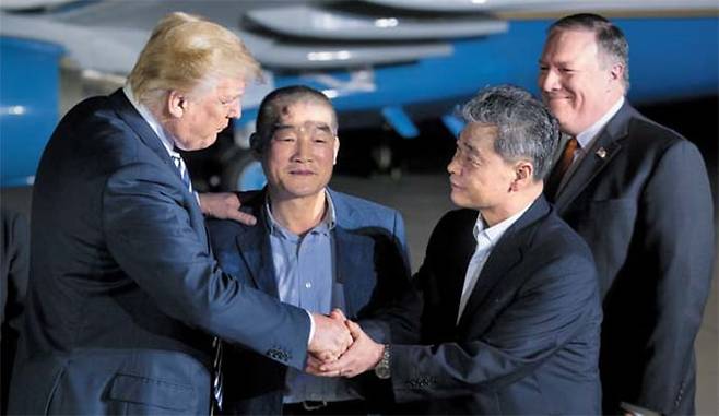 도널드 트럼프 미국 대통령이 2018년 5월 워싱턴 DC 인근 앤드루스 공군 기지로 마중을 나가 북한에서 풀려난 김학송(왼쪽에서 세번째) 선교사와 악수를 하고 있다. 김 선교사 왼쪽은 함께 풀려난 김동철 목사, 오른쪽은 마이크 폼페이오 미 국무장관이다. /EPA 연합뉴스