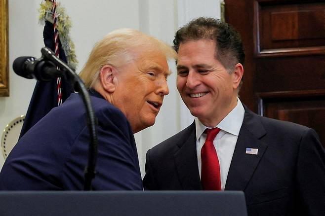 도널드 트럼프 미국 대통령이 2일(현지시간) 미국 워싱턴 D.C. 백악관 루즈벨트 룸에서 델 테크놀로지스의 마이클 델 최고경영자(CEO)를 맞이하고 있다./로이터 연합뉴스