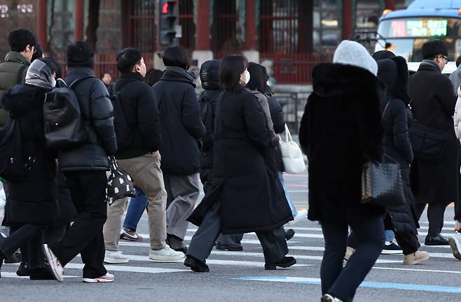 서울 광화문네거리 일대에서 시민들이 출근길 발걸음을 옮기고 있다. /뉴스1