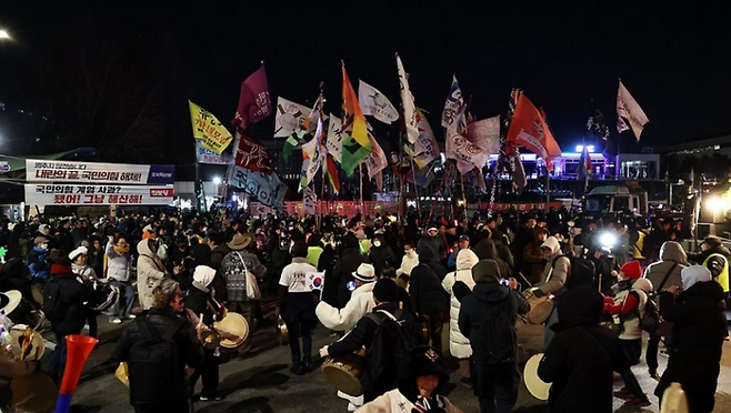 3일 서울 여의도 국회의사당 정문 앞에서 열린 '12·3 내란·외환 청산과 종식, 사회 대개혁 시민 대행진' 집회에서 참가자들이 행진하고 있다. ⓒ연합뉴스