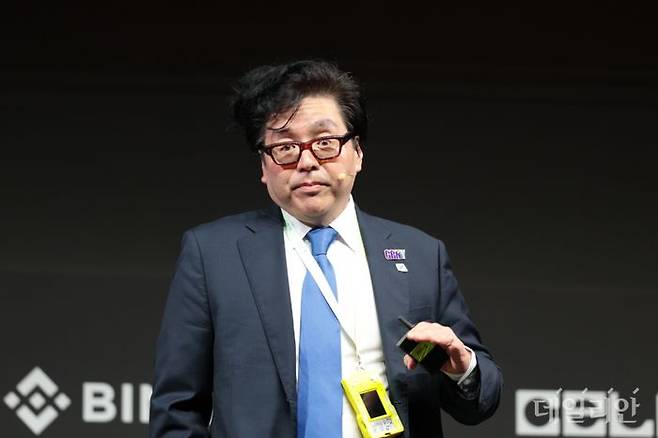 톰 리 비트마인 회장은 4일(현지시간) 두바이 코카콜라 아레나에서 열린 '바이낸스 블록체인 위크 2025'에서 비트코인과 이더리움 가격을 전망하고 있다. ⓒ데일리안 황지현 기자