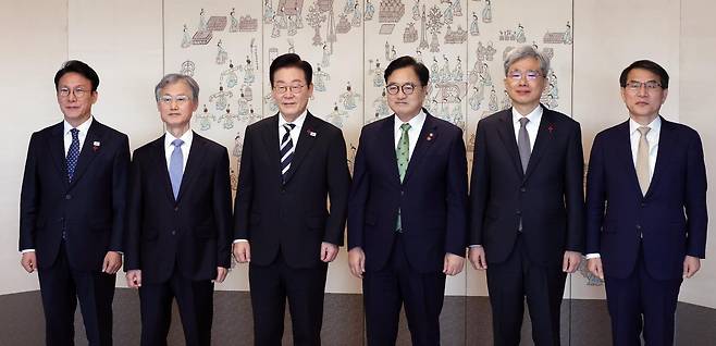 이재명 대통령이 3일 용산 대통령실에서 열린 5부 요인 초청 오찬 간담회에 앞서 기념촬영을 하고 있다. 왼쪽부터 김민석 국무총리, 조희대 대법원장, 이재명 대통령, 우원식 국회의장, 김상환 헌법재판소장, 노태악 중앙선거관리위원장. 2025.12.3. 대통령실사진기자단