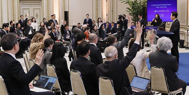 이재명 대통령이 12·3 비상계엄 1년을 맞은 3일 서울 청와대 영빈관에서 외신 기자회견을 하고 있다. 이 자리에서 이 대통령은 도널드 트럼프 미국 대통령으로부터 우라늄 농축 및 사용후핵연료 재처리 관련 합작 사업 제안을 받았다고 밝혔다. 대통령실사진기자단