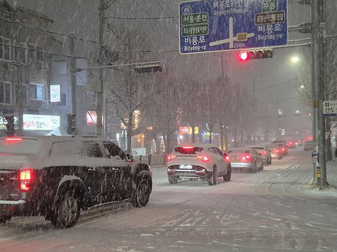 4일 오후 경기 남양주시 일대에 많은 눈이 내리며 퇴근길 정체가 빚어지고 있다.2025.12.04/뉴스1