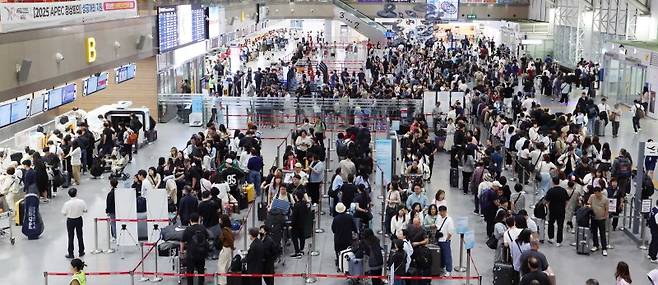 추석 연휴를 앞두고 해외 출국 승객들로 붐비는 김해국제공항 국제선 청사 모습. 뉴시스 제공