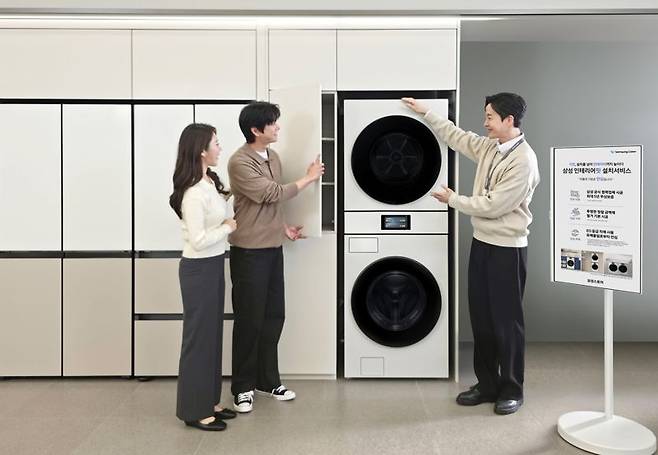 삼성전자가 고객에 새롭게 구매하거나 보유한 가전에 맞춰 기존 가구장 철거부터 시공, 제품 설치까지 한번에 제공하는 '삼성 인테리어핏 설치서비스'를 운영한다. 삼성전자 제공