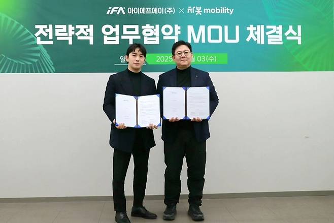 강성근 차봇모빌리티 대표(왼쪽)와 이준호 iFA 대표가 지난 3일 전략적 업무 협약을 체결하고 기념 촬영을 하고 있다. 차봇모빌리티 제공