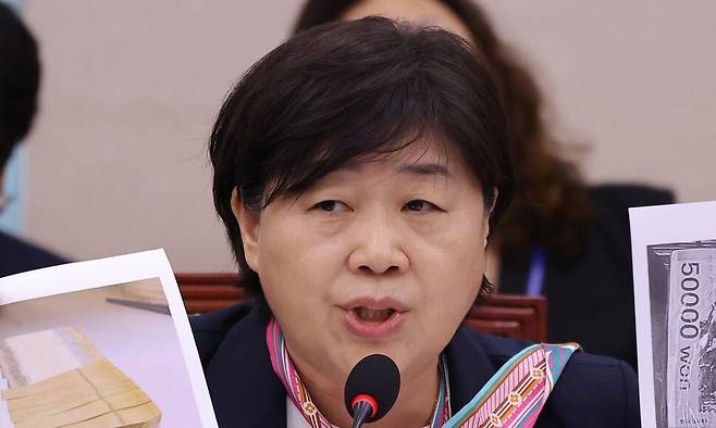 더불어민주당 서영교 의원이 2025년 9월10일 서울 여의도 국회에서 열린 법제사법위원회 전체회의에서 검찰에서 유실된 관봉권 띠지 사진과 관봉권 자료 사진을 들고 검찰 개혁 입법청문회 개최의 필요성을 발언하고 있다. 연합뉴스