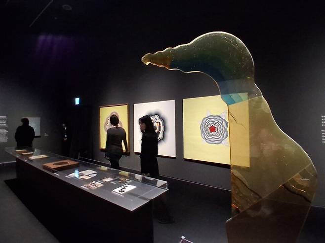 7전시실 들머리의 1960년대 미국 뉴욕 시절 작업들을 펼쳐놓은 공간. 오른쪽 옆에 그가 1968년 작업했던 플렉시글라스 설치 조형물이 보인다. 노형석 기자