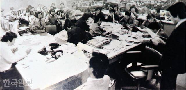 민주화에 대한 기대감이 부풀던 1980년 1월 12일, 한국일보 편집국에서 기자들이 민주 자유 언론을 위한 시국선언을 하고 있다. 그러나 각 언론사의 젊은 기자들을 주축으로 벌어지던 검열 철폐와 자유언론 실천 요구도 모조리 '검열·삭제'돼 외부로 소식이 알려질 수 없었다. 저항을 해도 외부로 알려지거나 기록되지 못하니 '없었던 저항'이 된 셈이었다. 한국일보 50년사