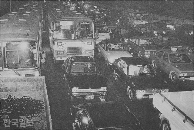 1979년 12월 12일, 퇴근길 갑작스런 교통 통제 탓에 제1한강교(현 한강대교)가 꽉 막혀 있다. 한국일보 자료사진