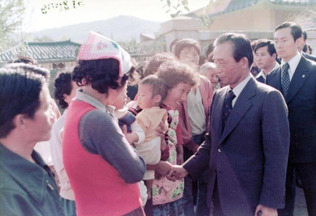 박정희 대통령이 생가인 경북 선산군 구미읍 상모리를 방문해 환영나온 주민과 악수하고 있다. 박정희는 상모리 구미공립보통학교를 다니며 미래의 꿈을 키웠다. 한국일보 자료사진